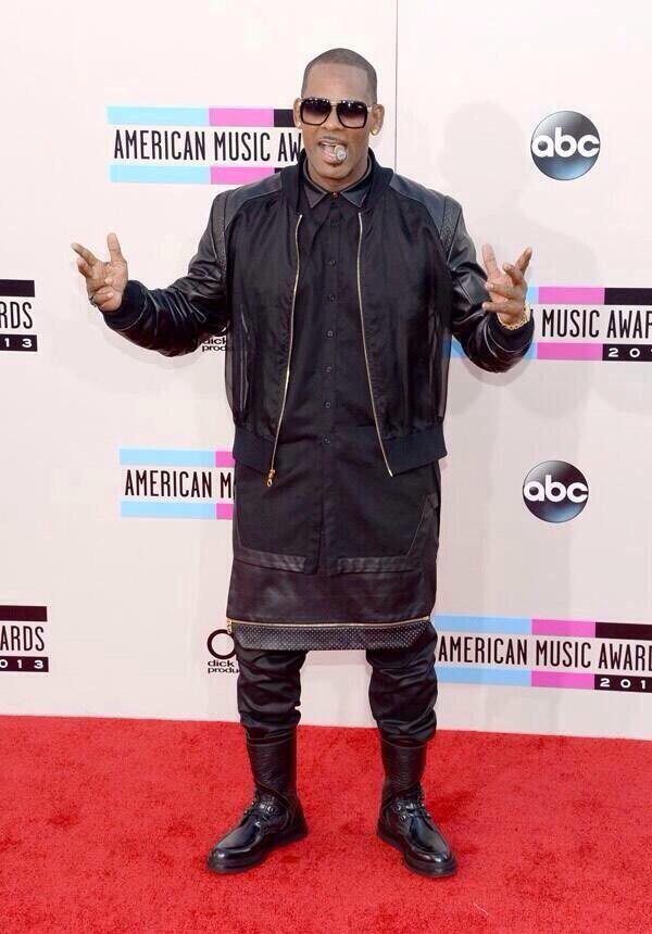 R Kelly on the 2013 AMA Red Carpet 
