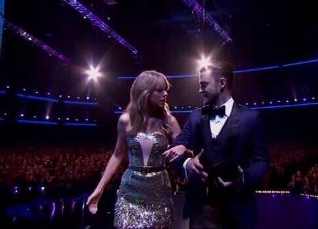 Taylor Swift escorts Justin Timberlake on stage at the 2013 AMA