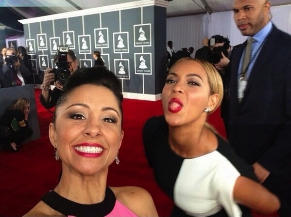 Beyoncé Photobombs at the Grammys