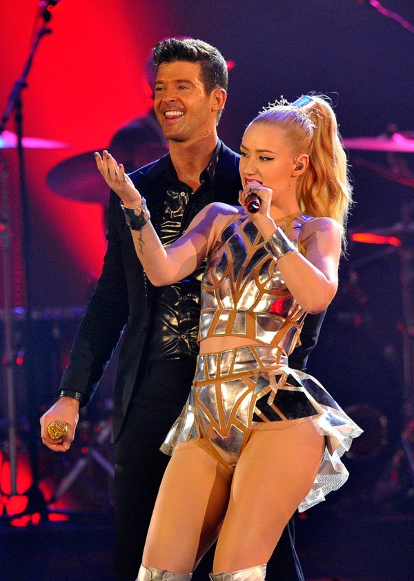 mtv ema iggy-azelea-robin-thicke-performs