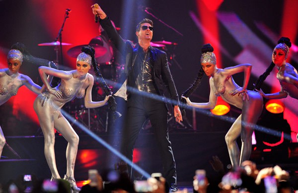 mtv ema robin-thicke-performs-2