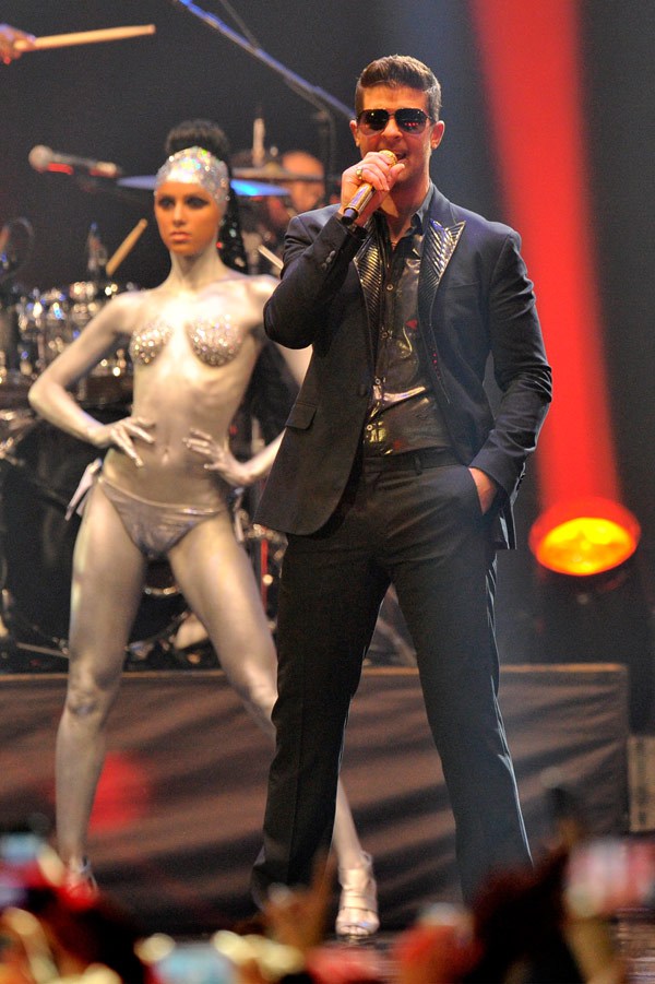 mtv ema robin-thicke-performs